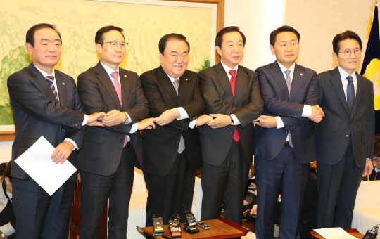 국회정상화에 합의한 문희상 국회 의장과 여야 원내대표들이 21일 국회의장실에서 합의문 발표에 앞서 사진촬영을 하고 있다. 왼쪽부터 장병완 민주평화당 원내대표, 홍영표 더불어민주당 원내대표, 문 의장, 김성태 자유한국당 원내대표, 김관영 바른미래당 원내대표, 윤소하 정의당 원내대표.  연합뉴스